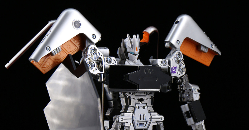 Illustration for article titled Hasbro's Comic-Con Exclusive Soundwave Transforms Into A Tablet